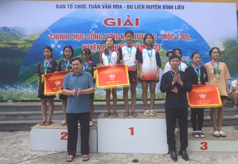 Ban Tổ chức trao giải cá nhân cho các vận động viên tham gia giải leo núi.