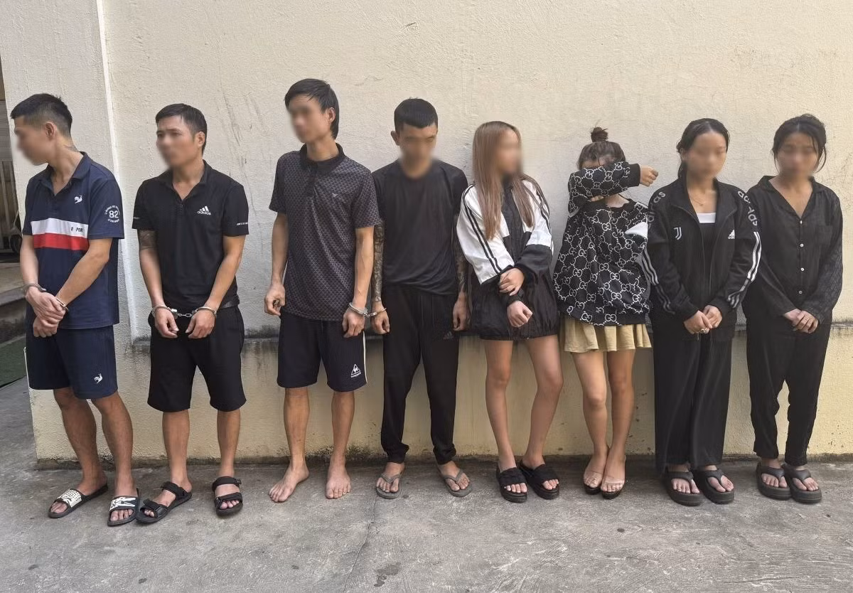 Nhóm nam nữ tại Cơ quan điều tra.