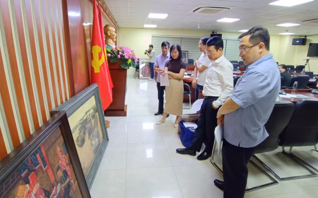 Các thành viên Ban Tổ chức thẩm định chất lượng các tác phẩm thể loại hình hội họa đạt giải của Cuộc thi.