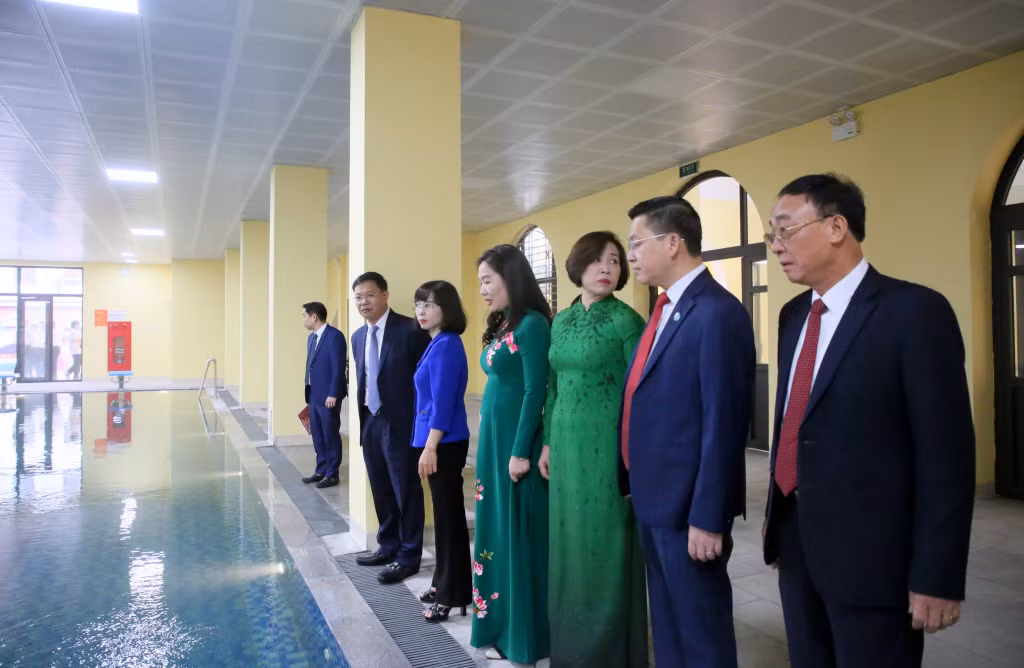 Các vị đại biểu tham quan cơ sở vật chất được đầu tư đồng bộ, hiện đại của Trường THPT Cẩm Phả.