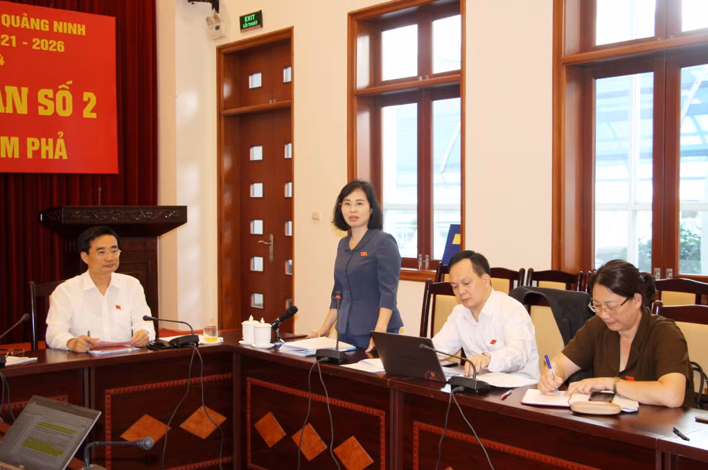 Đại biểu Trịnh Thị Minh Thanh, Phó Bí thư Thường trực Tỉnh ủy, Tổ đại biểu TP Uông Bí, tham gia phát biểu tại thảo luận tổ.