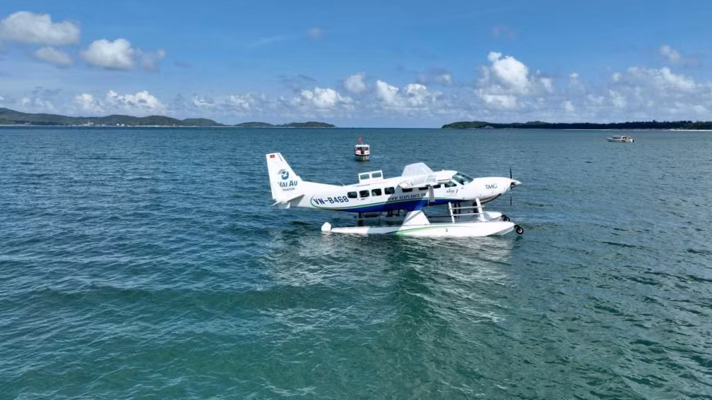 Tháng 7/2023, huyện Cô Tô đón chuyến bay thương mại đầu tiên bằng thủy phi cơ, mở ra cơ hội phát triển các dịch vụ nghỉ dưỡng cao cấp ở Cô Tô.