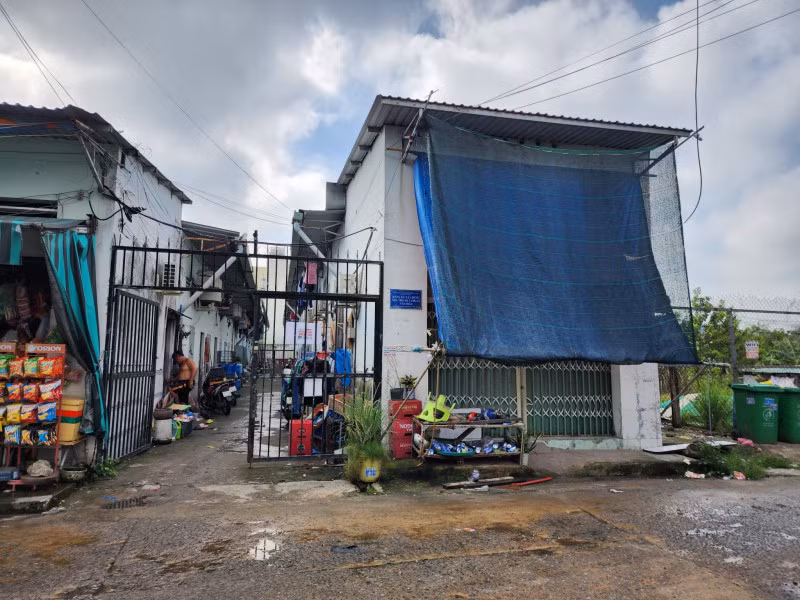 Khu vực trước dãy trọ, nơi xảy ra vụ việc.
