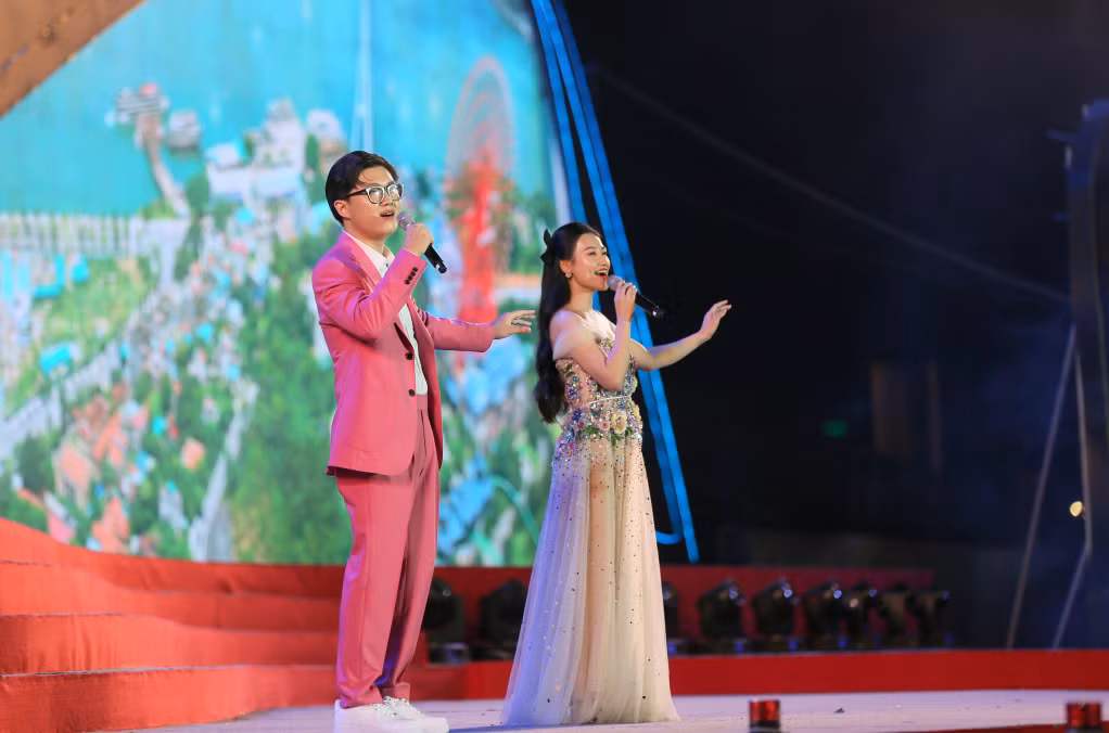 Nhạc sĩ - ca sĩ Bùi Tuấn Ngọc (bên trái), một người con của Quảng Ninh song ca cùng ca sĩ Lê Minh Ngọc – Giải nhất Sao mai dòng nhạc dân gian năm 2022 bài hát "Ai về quê hương tôi Quảng Ninh" do chính anh tự sáng tác. Đây là ca khúc xuất sắc đoạt giải nhất thể loại Âm nhạc trong Cuộc thi sáng tác các tác phẩm văn học, nghệ thuật, báo chí nhân dịp kỷ niệm 60 năm Ngày thành lập tỉnh.