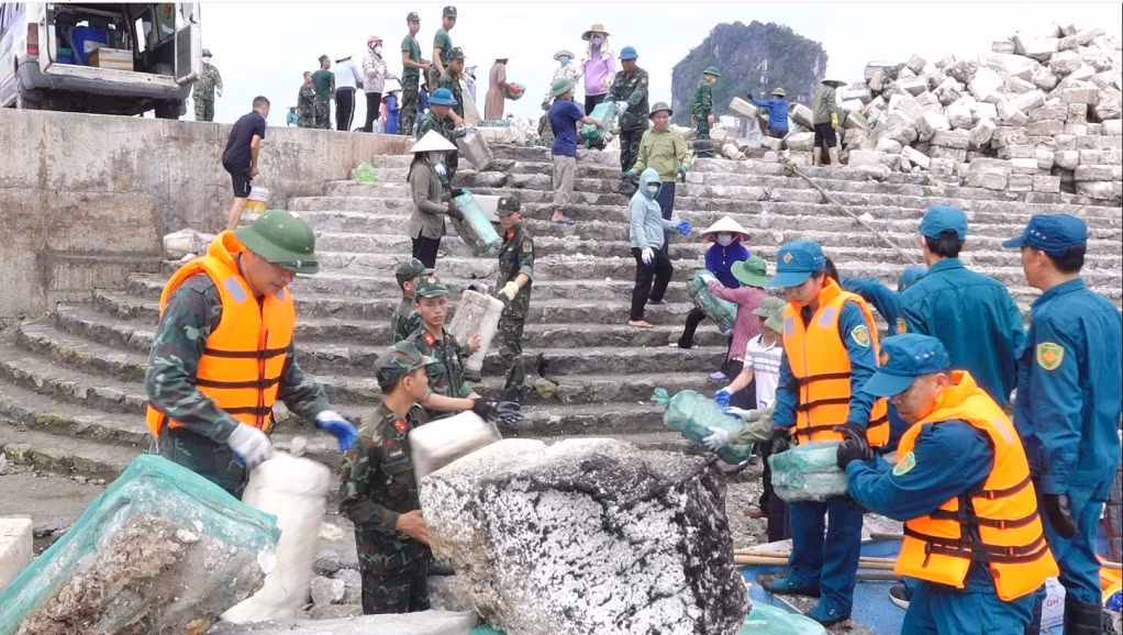 Lực lượng vũ trang huyện Vân Đồn phối hợp ra quân thu gom phao xốp trôi nổi trên vịnh Bái Tử Long.