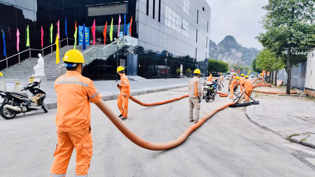Điện lực TP Hạ Long đã tiến hành triển khai lắp đặt hệ thống máy móc, trang thiết bị và dự kiến sẽ hoàn thành toàn bộ công việc trong ngày 24/10.