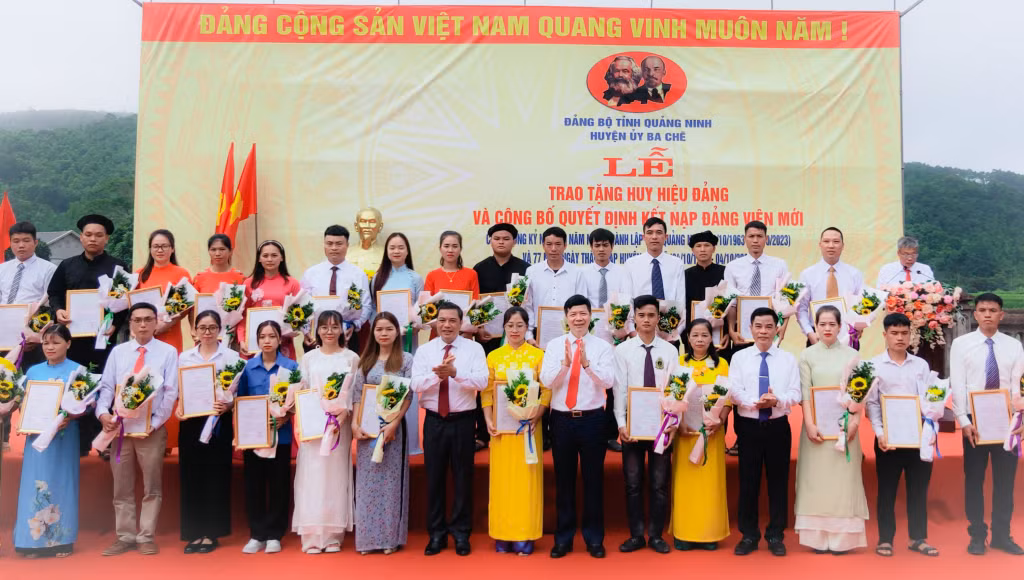 Lãnh đạo huyện Ba Chẽ tặng hoa chúc mừng lớp đảng viên kỷ niệm 60 năm ngày thành lập tỉnh Quảng Ninh và 77 năm ngày thành&nbsp; lập huyện Ba Chẽ.