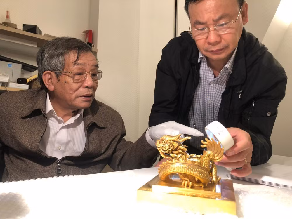 Các chuyên gia thẩm định ấn vàng Hoàng đế chi bảo. Ảnh: Cục Di sản văn hóa.