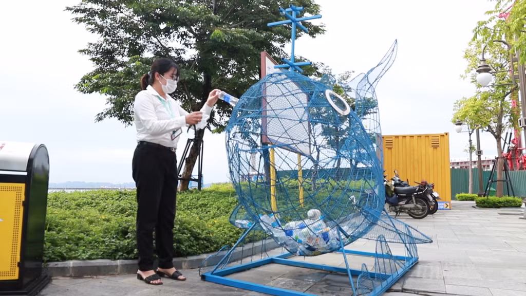 Những chú cá được trang bị tại cảng tàu để du khách bỏ lại chai nhựa dùng một lần trong Chương trình "Vịnh Hạ Long không rác thải nhựa".