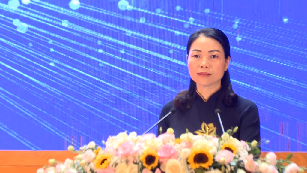 Bà Nguyễn Thị Thúy, Giám đốc Sở Giáo dục và Đào tạo tỉnh Quảng Ninh, phát biểu tại buổi lễ.