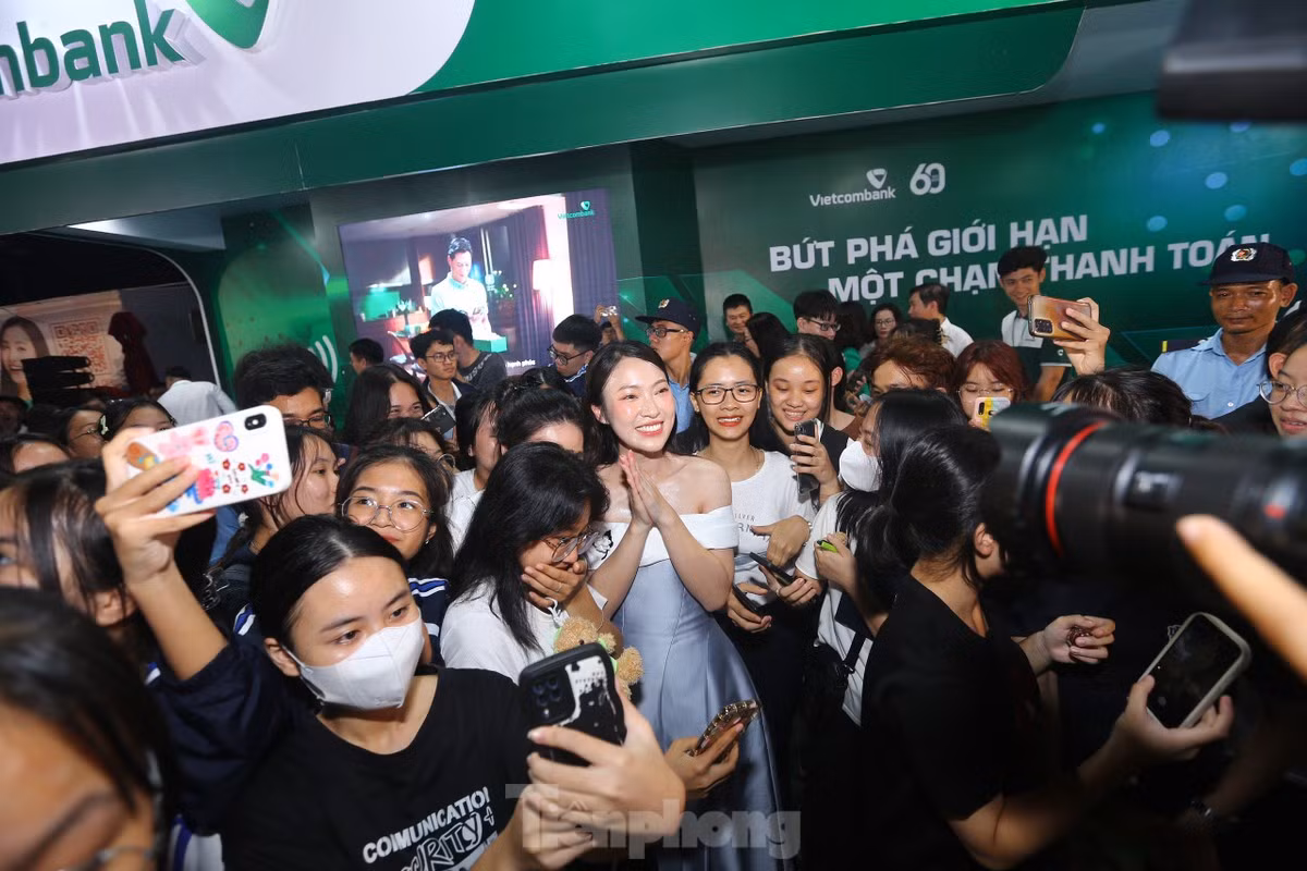 Đại sứ Khánh Vy giao lưu cùng người hâm mộ tại gian hàng của Ngân hàng TMCP Ngoại thương Việt Nam (Vietcombank). Nhà tài trợ kim cương Vietcombank giới thiệu các phương thức thanh toán đã được số hóa hoàn toàn, đáp ứng được hầu hết các nhu cầu trong cuộc sống.
