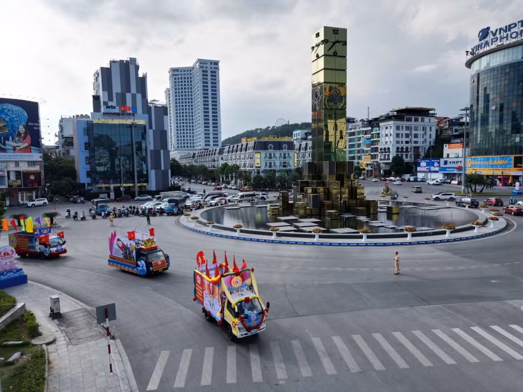 Xe chạy qua khu vực Cột Đồng Hồ.