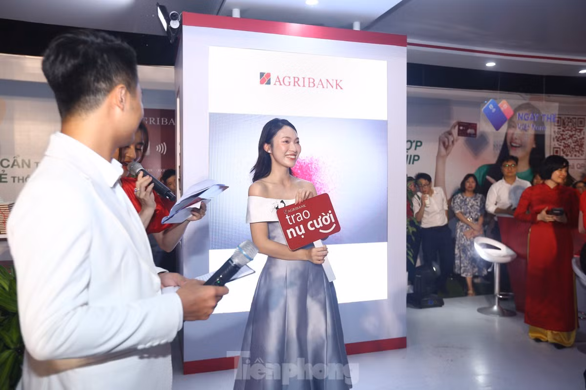 Khánh Vy tin rằng, Ngày Thẻ Việt Nam 2023 sẽ giúp người trẻ luôn đi đầu, nắm bắt công nghệ trong thanh toán. Cô cũng nhấn mạnh thông điệp chủ đề: chỉ với một chiếc điện thoại, chúng ta có thể kết nối thanh toán tới mọi nơi, mọi thứ.