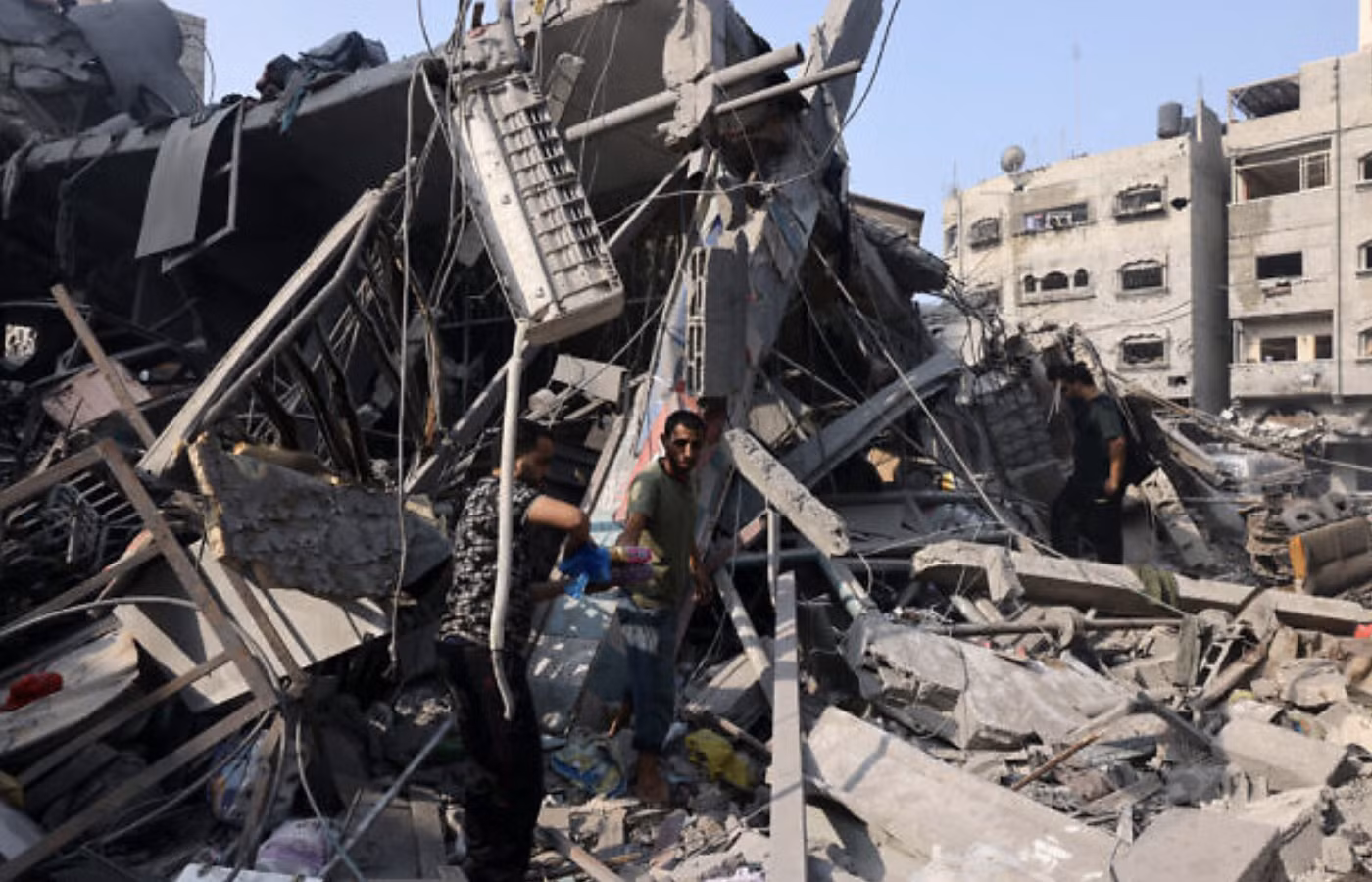 Người dân tìm kiếm trong đống đổ nát của một tòa nhà bị phá hủy ở Thành phố Gaza vào ngày 28/10/2023. Ảnh: AFP
