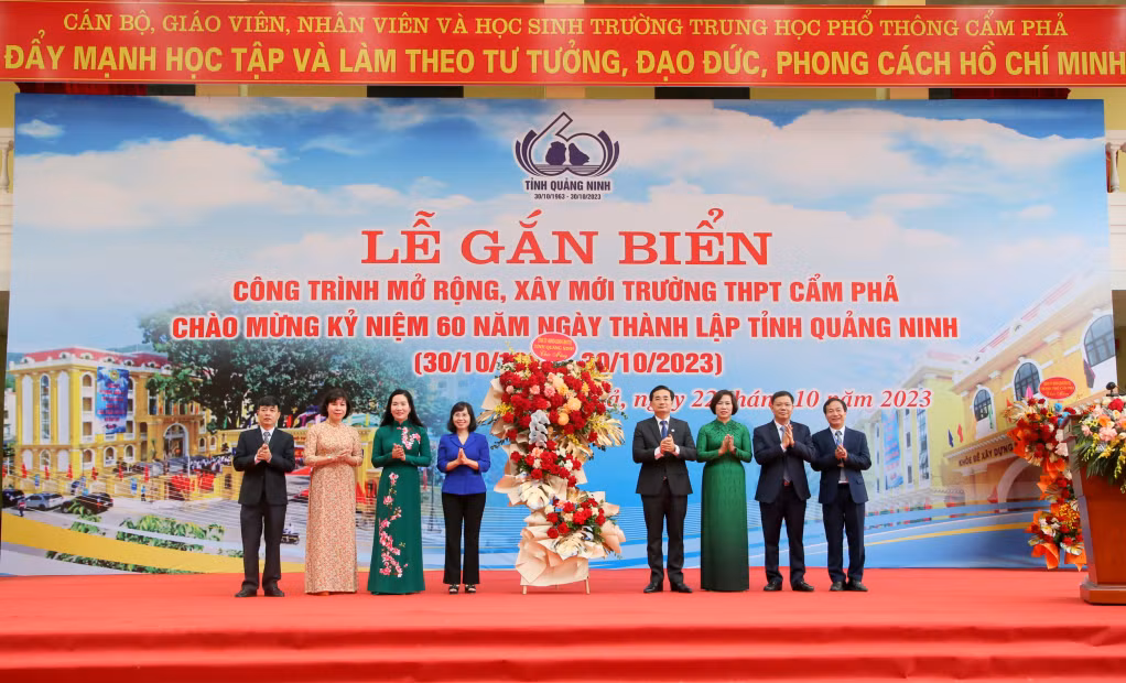Thay mặt lãnh đạo tỉnh, đồng chí Trịnh Thị Minh Thanh, Phó Bí thư Thường trực Tỉnh ủy và đồng chí Nguyễn Thị Hạnh, Phó Chủ tịch UBND tỉnh tặng thầy trò Trường THPT Cẩm Phả lẵng hoa tươi thắm nhân dịp gắn biển công trình.