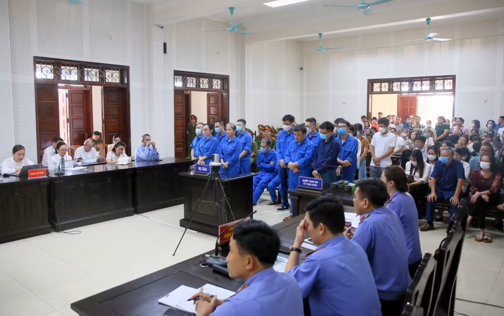 Quang cảnh phiên tuyên án vụ án Vi phạm quy định về đấu thầu gây hậu quả nghiêm trọng, đưa - nhận hối lộ, xảy ra tại Sở GDĐT tỉnh Quảng Ninh và Công ty NSJ.
