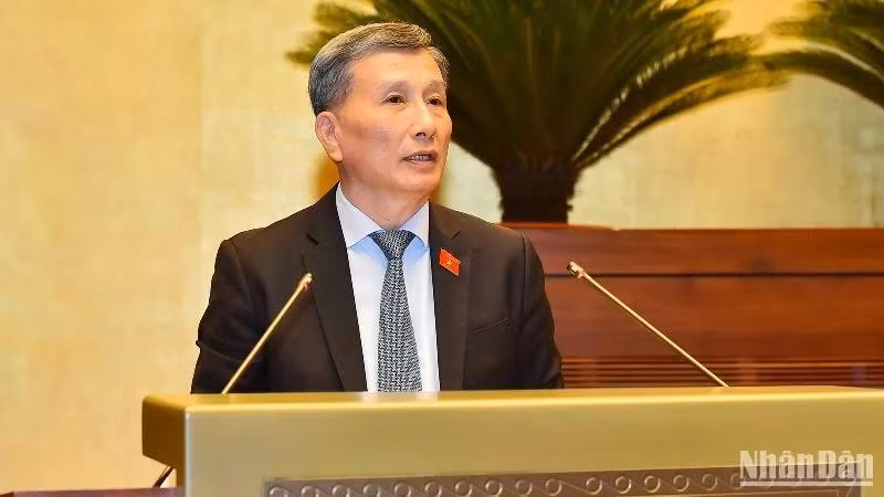 Ủy viên Ủy ban Thường vụ Quốc hội, Chủ nhiệm Ủy ban Khoa học, Công nghệ và Môi trường của Quốc hội Lê Quang Huy trình bày Báo cáo giải trình, tiếp thu, chỉnh lý dự thảo Luật Tài nguyên nước (sửa đổi). (Ảnh: THỦY NGUYÊN)