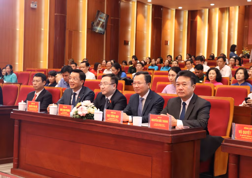 Các đồng chí lãnh đạo tỉnh tham dự hội nghị. 