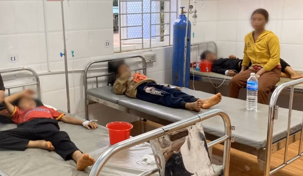 Hiện 3 em nhỏ đang được điều trị tích cực tại Trung tâm y tế huyện Chư Sê. Ảnh. T.H
