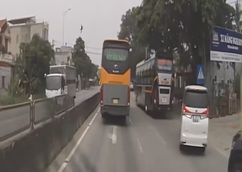 Hình ảnh các xe khách chèn ép nhau trên tuyến QL1A qua địa phận phường Hải An, thị xã Nghi Sơn, tỉnh Thanh Hoá. (Ảnh cắt từ clip)