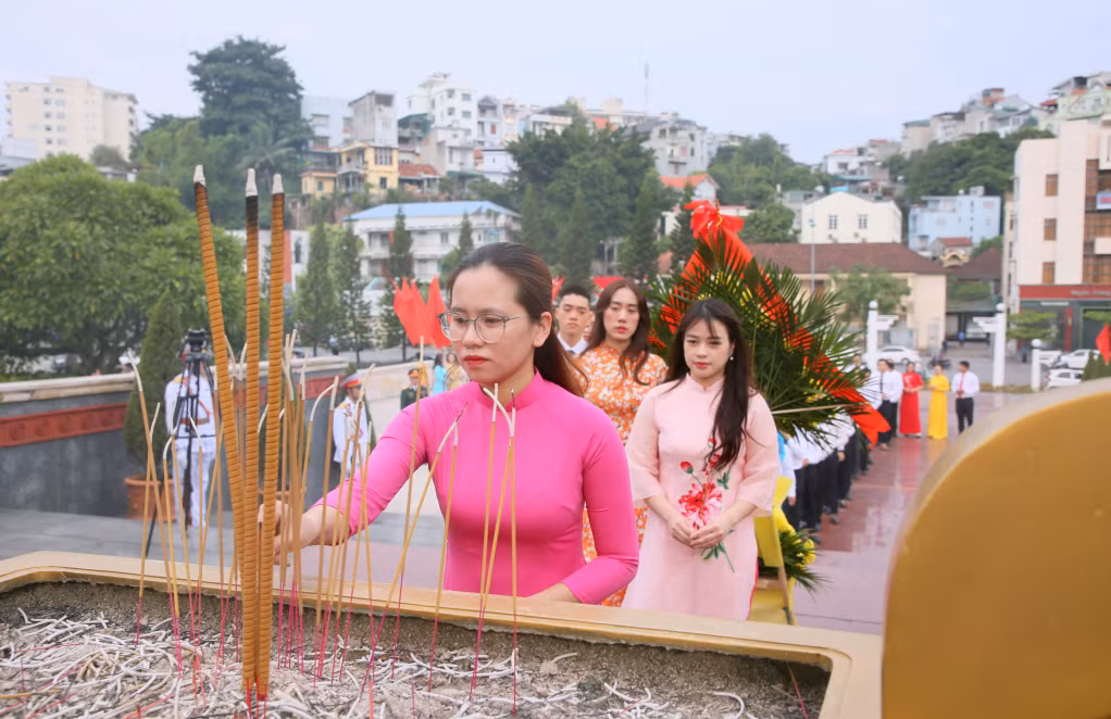 Các đảng viên dâng hương tưởng niệm các Anh hùng liệt sĩ tại Đài tưởng niệm các Anh hùng liệt sĩ TP Hạ Long.
