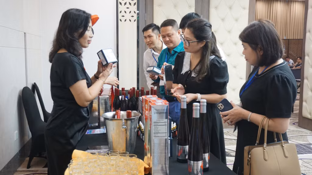 Đại biểu, doanh nghiệp tìm hiểu về ẩm thực, đồ uống chứng nhận halal tại Hội nghị Giải pháp thu hút khách du lịch Halal đến Quảng Ninh.