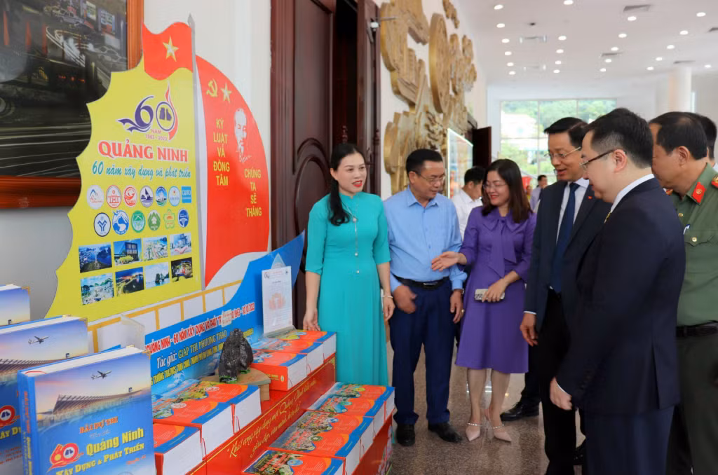 Cùng với cuộc thi sân khấu hóa, cuộc thi viết tìm hiểu “Quảng Ninh 60 năm xây dựng và phát triển” cũng thu hút sự tham gia nhiệt tình của các cơ quan, đơn vị và các tầng lớp nhân dân. Các tác phẩm xuất sắc nhất đã được Ban Tổ chức lựa chọn, trao giải và trưng bày cho người dân và du khách tham quan, tìm hiểu.