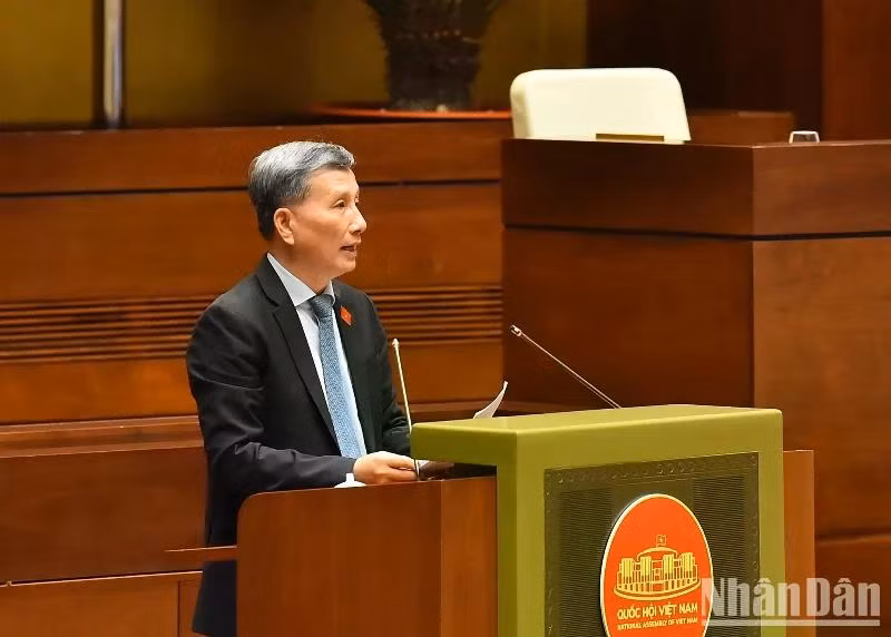 Ủy viên Ủy ban Thường vụ Quốc hội, Chủ nhiệm Ủy ban Khoa học, Công nghệ và Môi trường của Quốc hội Lê Quang Huy trình bày Báo cáo giải trình, tiếp thu, chỉnh lý dự thảo Luật Tài nguyên nước (sửa đổi). (Ảnh: THỦY NGUYÊN)