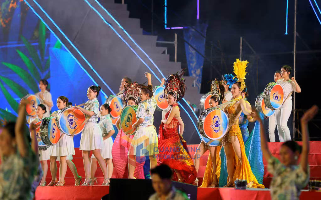 Tiết mục hát múa "Khúc Samba nơi rồng hạ” tràn ngập sắc màu hiện đại, thể hiện những nét đẹp tươi tắn, trẻ trung, hiện đại của TP Hạ Long.