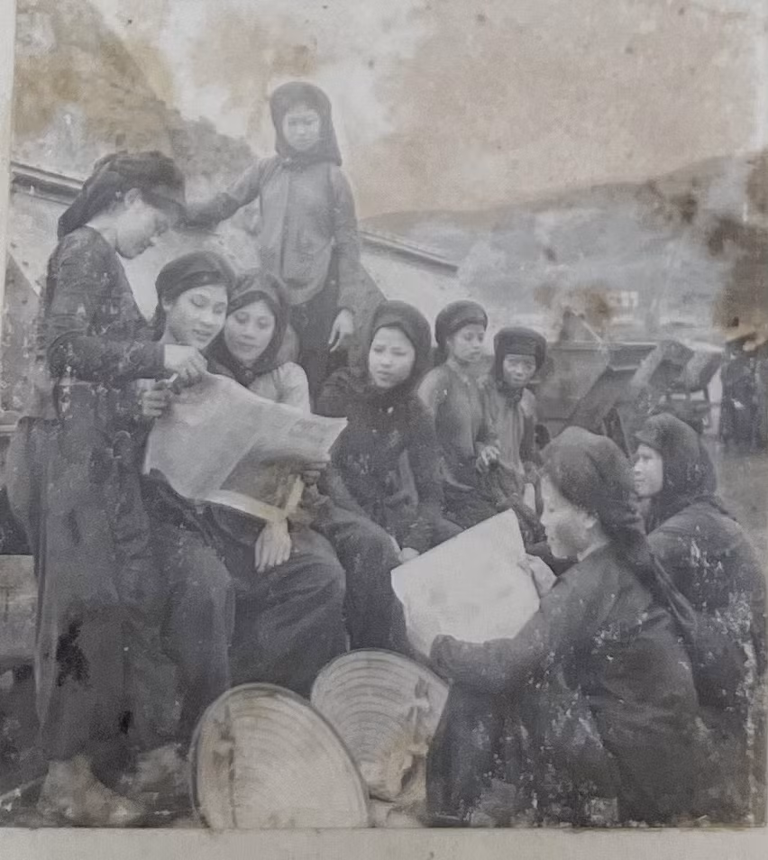 Năm 1956, trên công trường mỏ Đèo Nai, chị em nữ thanh niên tranh thủ đọc báo, xem tin tức trong giờ nghỉ.