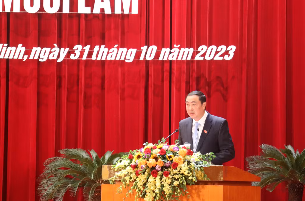 Giám đốc Sở Nông nghiệp và Phát triển Nông thôn trình bày tờ trình tại kỳ họp.