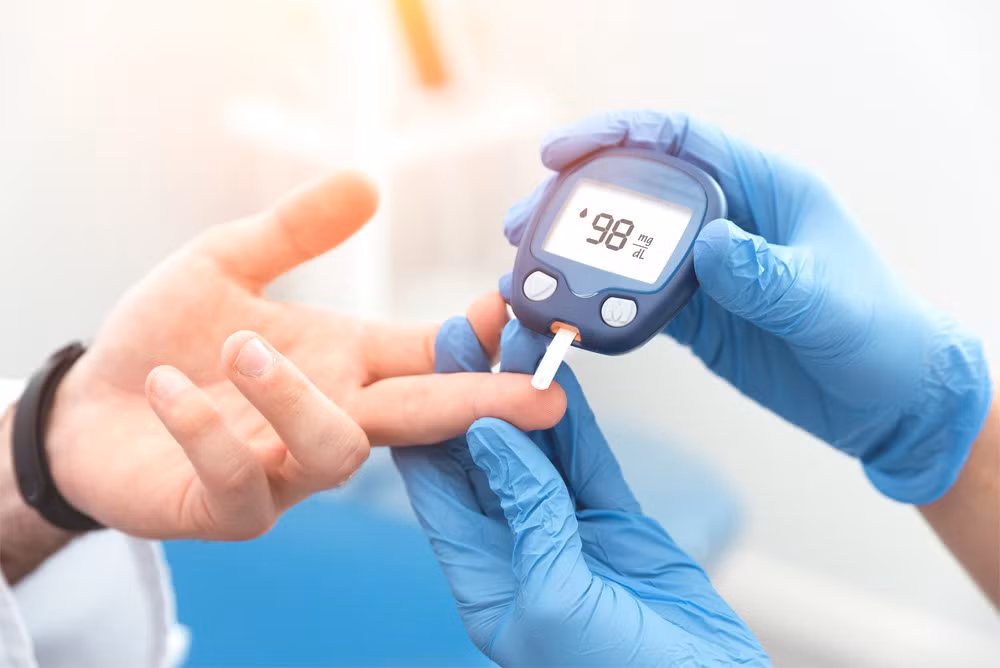 Người có nguy cơ mắc bệnh tiểu đường nên thường xuyên kiểm tra sức khỏe. Ảnh: Ox