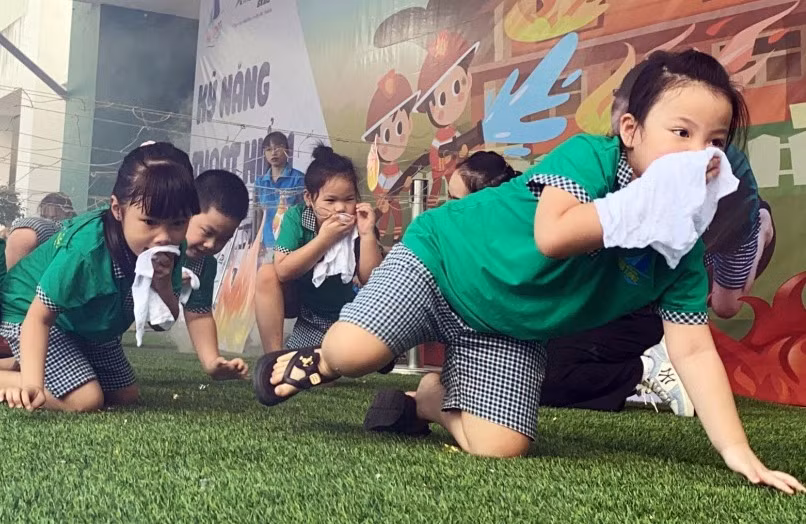 Học sinh Trường Mầm non Hạ Long thực tập các tình huống thoát hiểm khỏi đám cháy. 