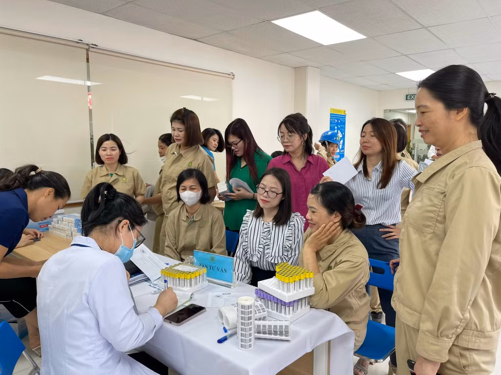 Đông đảo nữ CNLĐ Công ty TNHH Calofic tham gia chương trình.