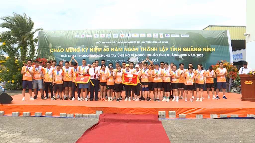 Ban Tổ chức trao nhất cho Công ty CP Cảng Quảng Ninh.
