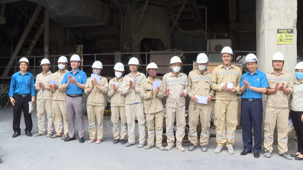 Lãnh đạo Công đoàn ngành Xây dựng Quảng Ninh tặng quà cho CNLĐ Công ty CP Xi măng và Xây dựng Quảng Ninh dịp Tháng Công nhân năm 2023.