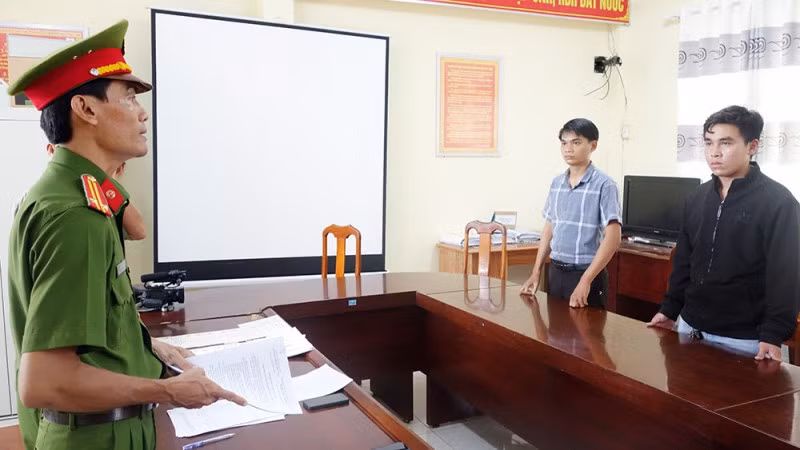 Cơ quan Công an tống đạt quyết định khởi tố bị can đối với 2 đối tượng: Đức và Khoa.