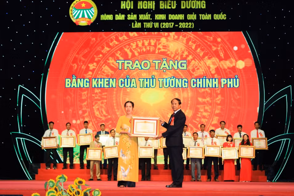 Bà Nguyễn Thị Chúc, hội viên nông dân phường Xuân Sơn, TX Đông Triều nhận Bằng khen của Thủ tướng Chính phủ tại Hội nghị biểu dương nông dân SXKD giỏi toàn quốc lần thứ VI. Ảnh Quốc Tảo (Hội Nông dân tỉnh)