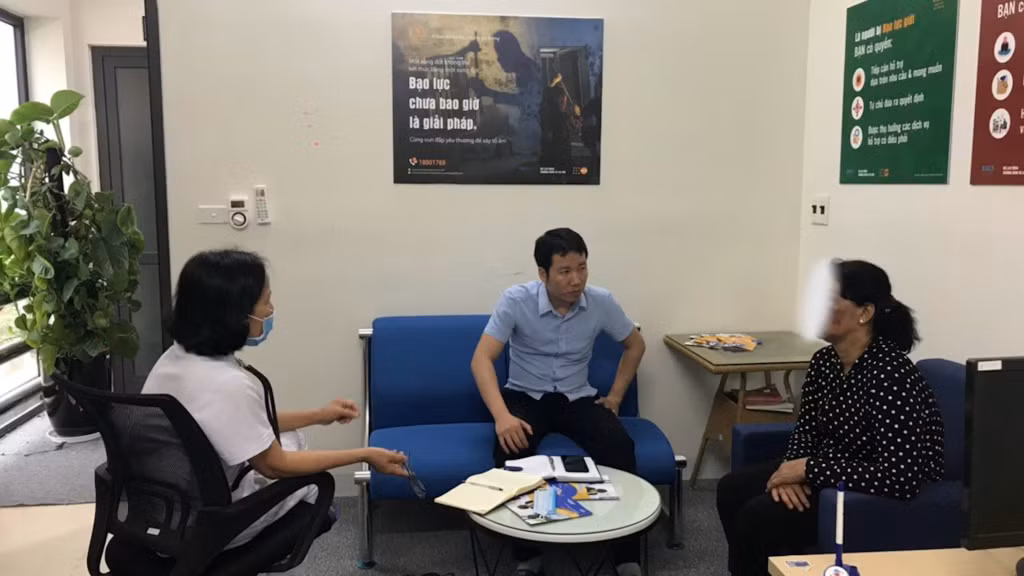 Nhân viên y tế và nhân viên công tác xã hội làm việc với nạn nhân bị bạo lực với vết bầm tím trên mặt.