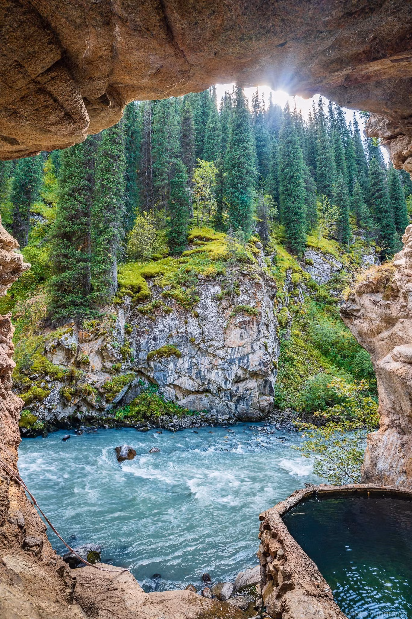 Suối khoáng nóng ở làng Arashan, phía nam thành phố Bishkek, miền bắc Kyrgyzstan. Vũ Nguyên ấp ủ chuyến đi đến Trung Á và chỉ quyết định lên đường từ một cuộc tán gẫu với bạn bè hồi tháng 7. Hơn một tháng chuẩn bị, cả nhóm lên đường.