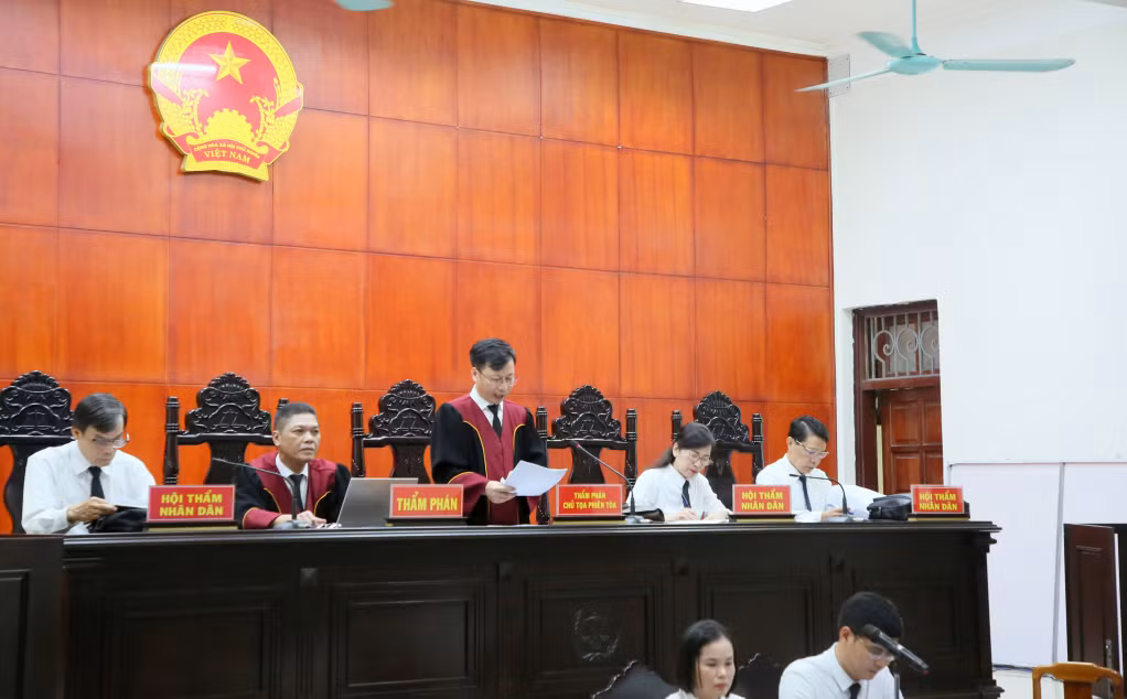 Thẩm phán, Chủ tọa phiên tòa Tạ Duy Ước tuyên phạt các bị cáo.