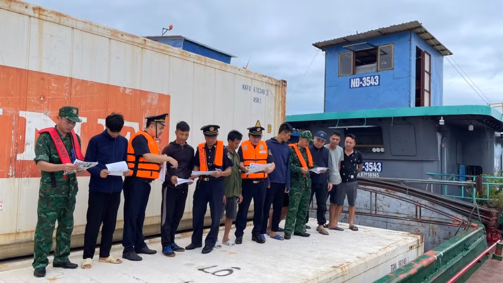 Hải quan CK cảng Vạn Gia phối hợp với các lực lượng tuyên truyền hỗ trợ doanh nghiệp.