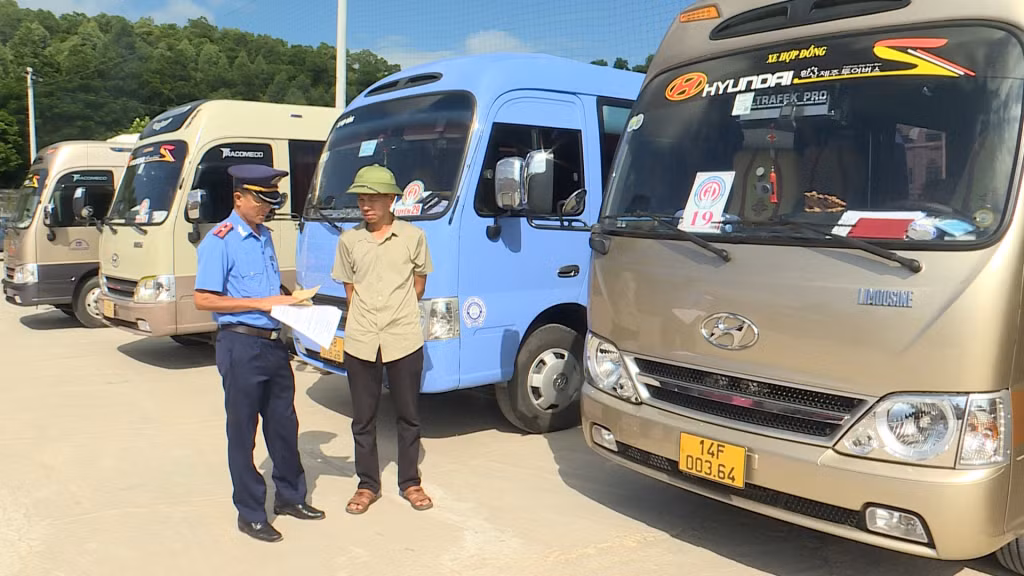 Lực lượng TTGT kiểm tra phương tiện đưa đón học sinh tại Trường TH-THCS-THPT Nguyễn Bỉnh Khiêm (TP Hạ Long).