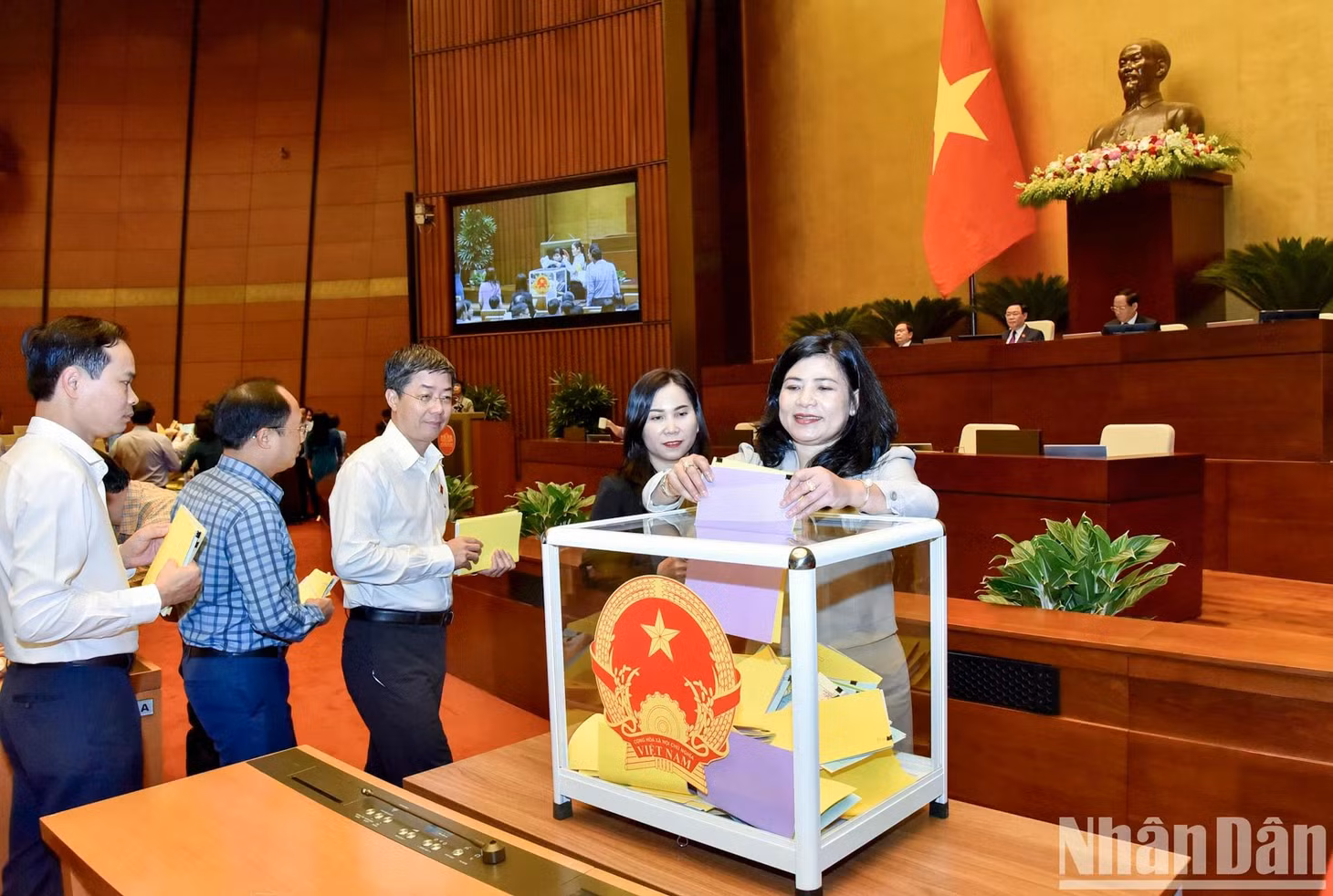 Các đại biểu Quốc hội bỏ phiếu kín đánh giá tín nhiệm 44 chức danh do Quốc hội bầu hoặc phê chuẩn. (Ảnh: DUY LINH)