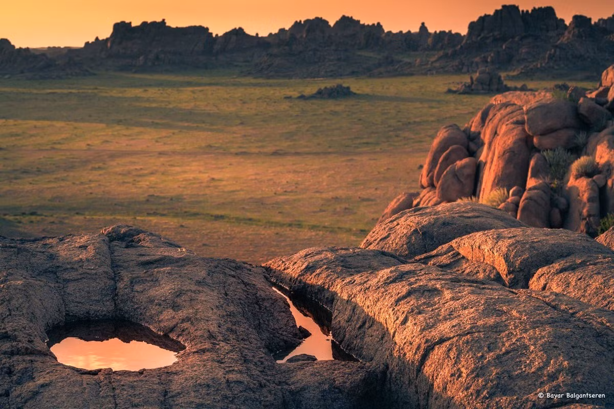 Ikh Gazryn Chuluu là một núi đá granit trên sa mạc Gobi với đỉnh cao 1.706m. Tham quan địa danh này, du khách cũng có cơ hội nghe trường ca của Mông Cổ - những bài hát dân ca hoành tráng, có thể kéo dài vài giờ.