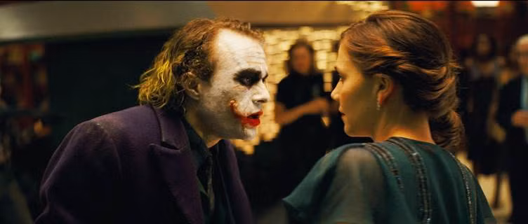 Cảnh giới thiệu nhân vật Joker được Nolan quay bằng máy quay IMAX chuyên dụng. Ảnh: CGV.