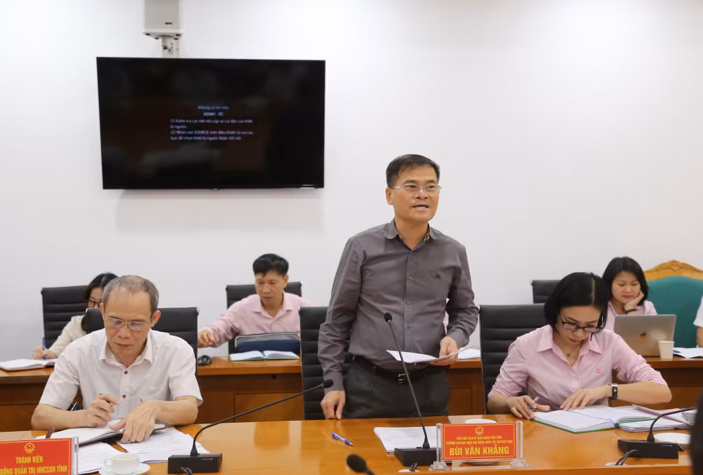 Đồng chí Bùi Văn Khắng, Phó Chủ tịch UBND tỉnh, Trưởng Ban đại diện HĐQT Ngân hàng CSXH tỉnh phát biểu tại buổi làm việc.