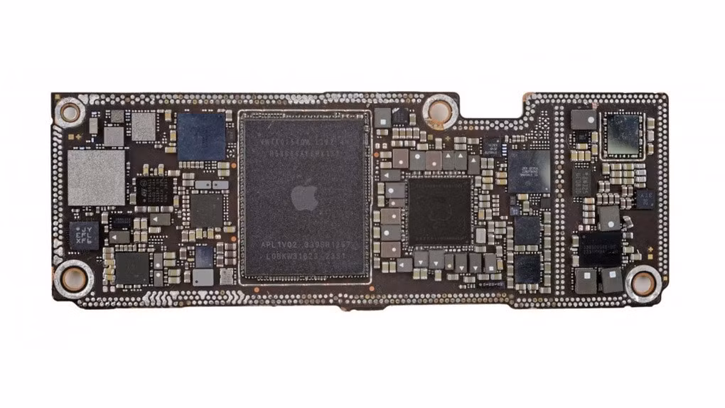 Chi phí chip A17 Pro trên iPhone 15 Pro Max cao hơn 27% so với chip A16 Bionic trang bị trên iPhone 14 Pro Max ra mắt năm ngoái (Ảnh: iFixIt).