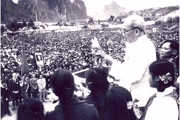 Bác Hồ về thăm Quảng Ninh vào ngày 4/10/1957. Ảnh tư liệu