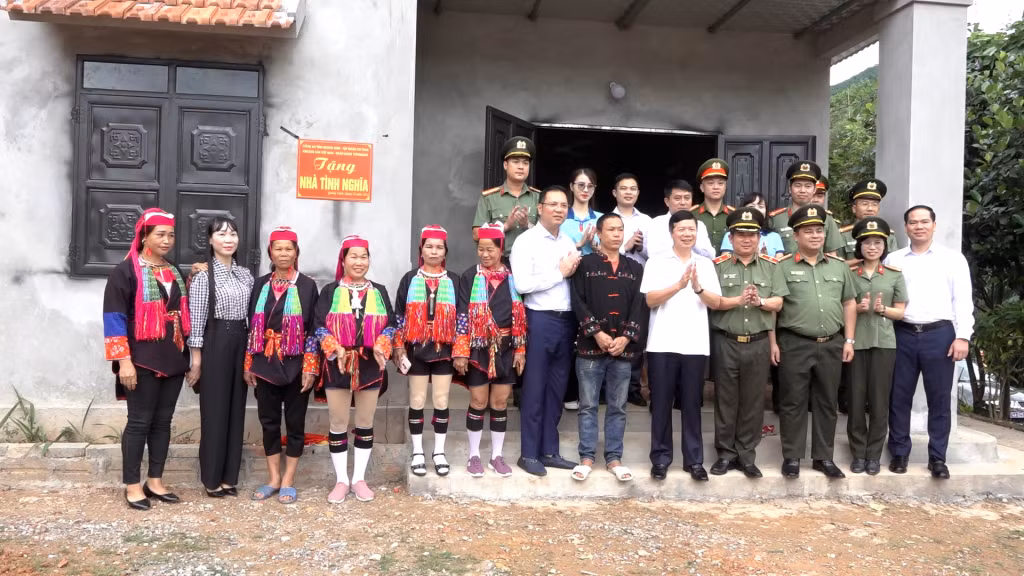 Khánh thành và bàn giao nhà ở cho gia đình anh Lý Văn Sơn, xã Nam Sơn. 